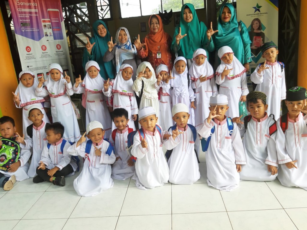 Anak TK Beramai-ramai Ke Perpustakaan