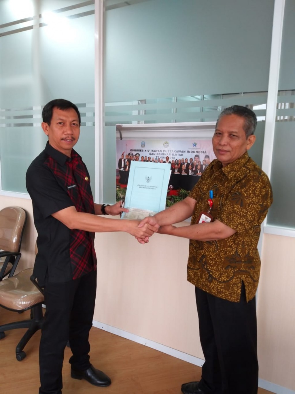 Penandatangan Berita Acara Serah Terima Bantuan Hibah Mobil Perpustakaan Keliling