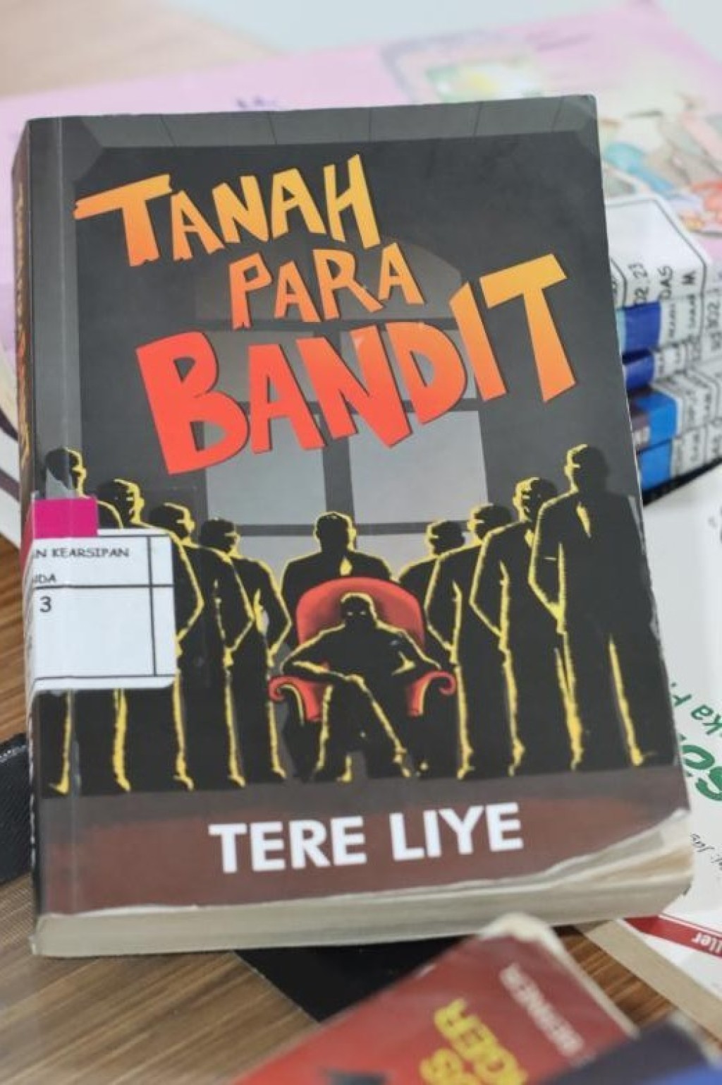Tanah Para Bandit : Mencari Kebenaran di Dunia yang Kotor